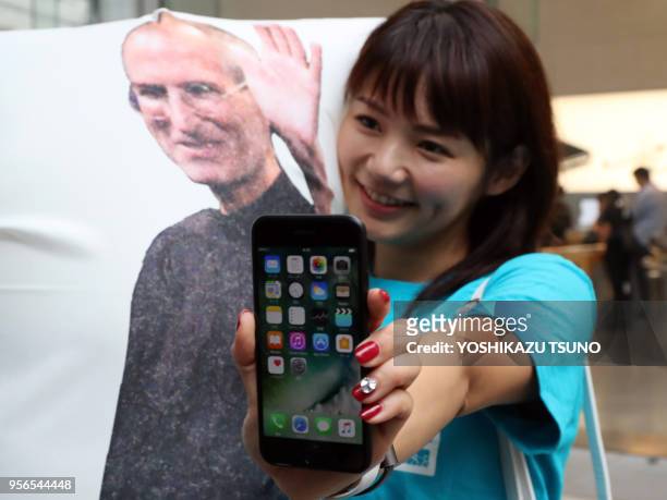 Un client avec son téléphone, le nouvel 'Iphone 7 plus' qu'il vient d'acheté dans un Apple store le 16 septembre 2016 à Tokyo, Japon.