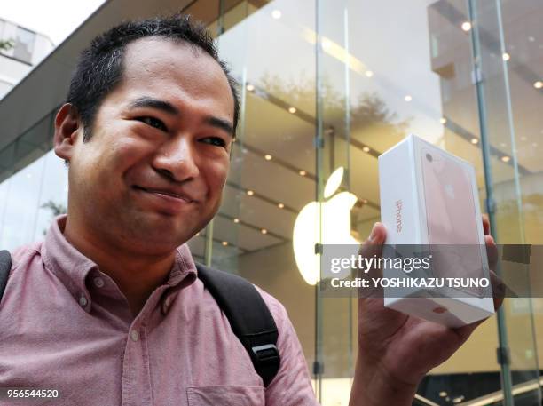 Un client avec son téléphone, le nouvel 'Iphone 7 plus' qu'il vient d'acheté dans un Apple store le 16 septembre 2016 à Tokyo, Japon.