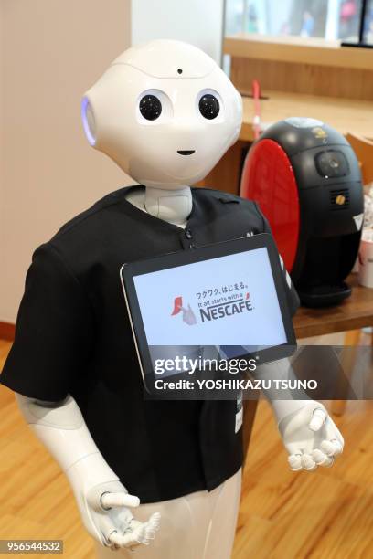 La filiale de Softbank "Softbank Robotics" démontre que le robot humanoïde de la société, Pepper, reconnaît le visage de l'utilisateur et sert le...