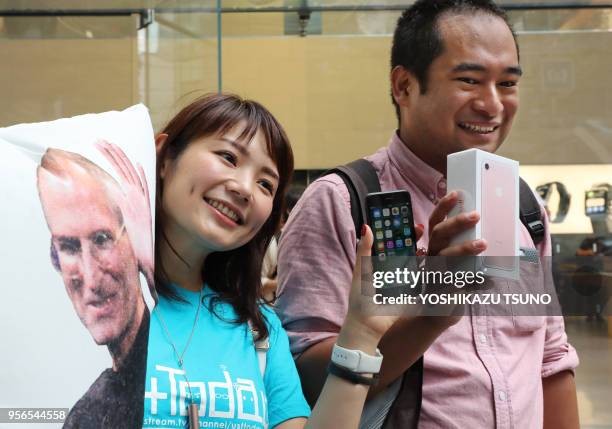 Un client avec son téléphone, le nouvel 'Iphone 7 plus' qu'il vient d'acheté dans un Apple store le 16 septembre 2016 à Tokyo, Japon.