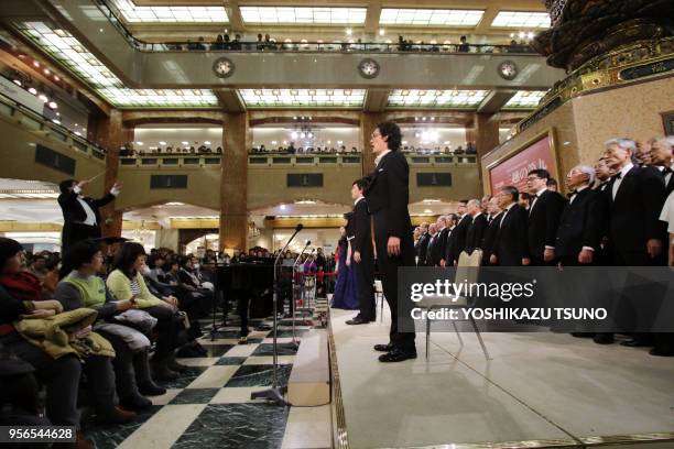 Un choeur de 200 chanteurs amateurs ont interprété la Symphonie n°9 "Choral" de Beethoven dans le grand magasin Mitsukoshi le 29 décembre 2016 à...