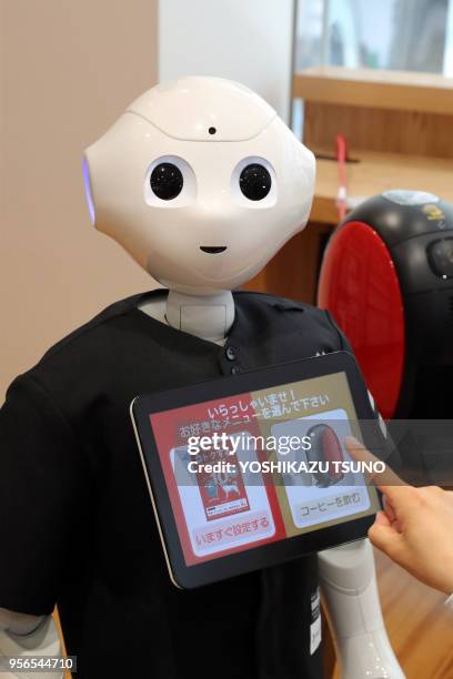 La filiale de Softbank "Softbank Robotics" démontre que le robot humanoïde de la société, Pepper, reconnaît le visage de l'utilisateur et sert le...