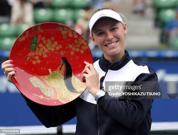 La joueuse de tennis danoise Caroline Wozniacki soulevant son trophée après sa victoire en finale du tournoi du Toray Pan Pacific Open le 24...