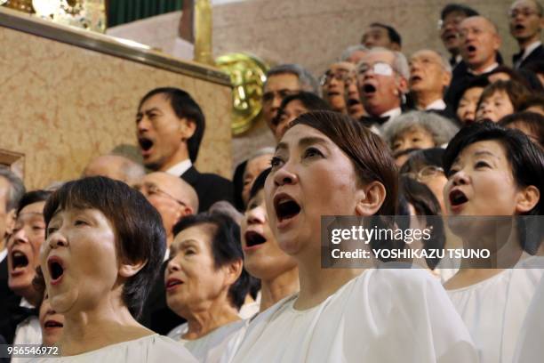 Un choeur de 200 chanteurs amateurs ont interprété la Symphonie n°9 "Choral" de Beethoven dans le grand magasin Mitsukoshi le 29 décembre 2016 à...