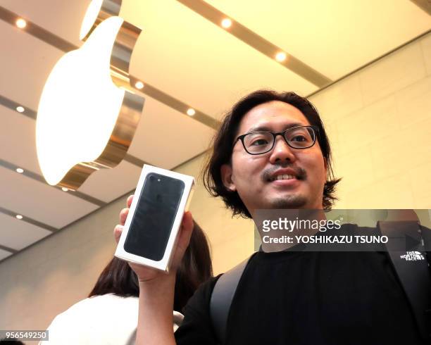 Un client avec son téléphone, le nouvel 'Iphone 7 plus' qu'il vient d'acheté dans un Apple store le 16 septembre 2016 à Tokyo, Japon.