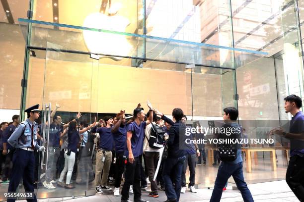 Clients faisant la queue pour acheter le nouvel 'Iphone 7 plus'devant un Apple store le 16 septembre 2016 à Tokyo, Japon.