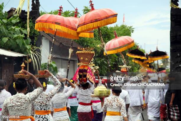 Les différentes communautés balinaises du district de Jimbaran lors de la procession hindouiste annuelle du Melasti quelques jours avant Neypi, le...