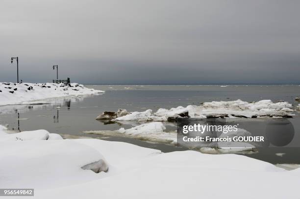 Jetée près du Fleuve Saint-Laurent à Saint André le 9 mars 2016 en Gaspésie, Québec maritime, Canada.