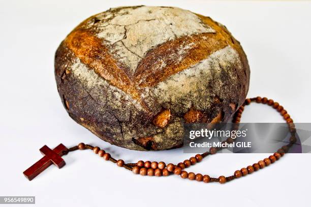 Boule de pain et chapelet en bois de buis.