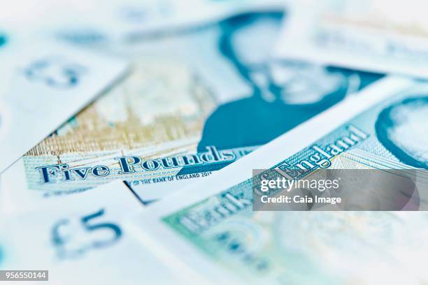 close up five pound notes - nota de cinco pounds - fotografias e filmes do acervo