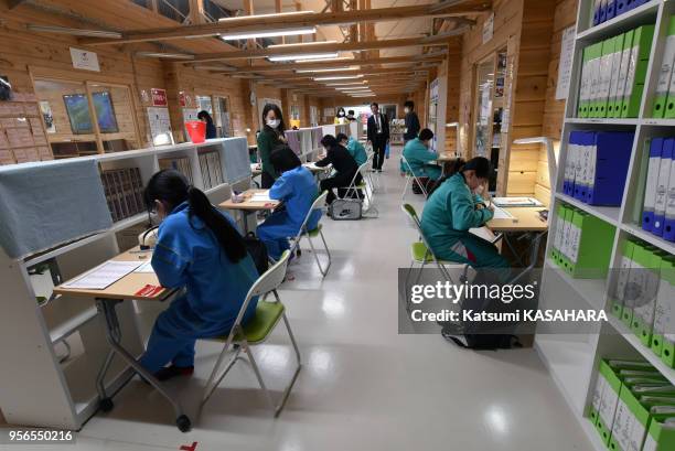 Enfants étudiant dans une école préfabriquée 'Collaborative School', presque cinq ans après le séisme, environ 3,000 personnes, soit un quart de la...