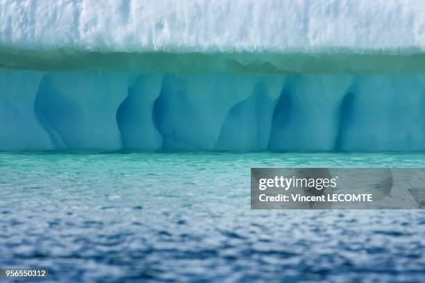 Figures naturelles dans la glace d?un iceberg en Terre Adélie, en Antarctique, en janvier 2009 - Les nuances bleues sont liées aux variations de la...