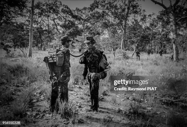 Soldat de l'ANS , dernier contact radio avec la base arrière avant de s'enfoncer vers le centre du Cambodge, juillet 1985, province de Oddar Mean...