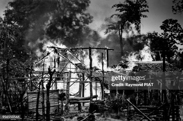 Village perdu par l'armée du FNLPK , juin1985, province de Sisophon, Cambodge.