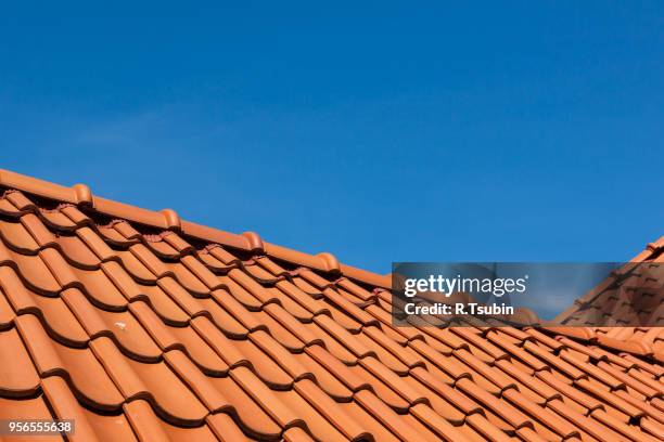 roof tile pattern, close up - terracotta stock-fotos und bilder