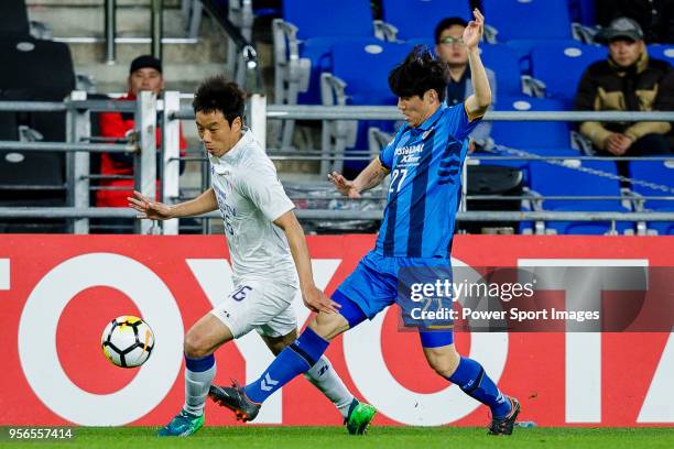 Yeom Ki-Hun of Suwon Samsung Bluewings fights for the ball with Kim Chang-Soo of Ulsan Hyundai FC during the AFC Champions League 2018 Round of 16...