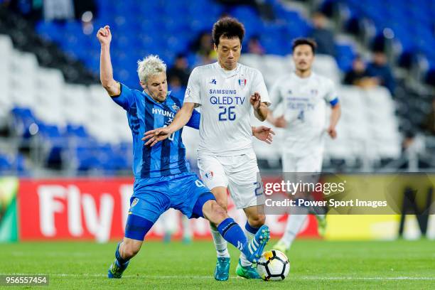 Yeom Ki-Hun of Suwon Samsung Bluewings fights for the ball with Richard Windbichler of Ulsan Hyundai FC during the AFC Champions League 2018 Round of...