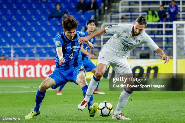 Dejan Damjanovic of Suwon Samsung Bluewings fights for the ball with Kang Min-Soo of Ulsan Hyundai FC during the AFC Champions League 2018 Round of...