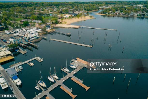 la vista panoramica aerea sul porto turistico di port washington, long island, new york, usa - port washington stato di new york foto e immagini stock