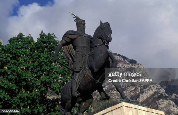 Statue équestre de Gjergj Kastriot Skanderbeg à Krujë, Albanie.