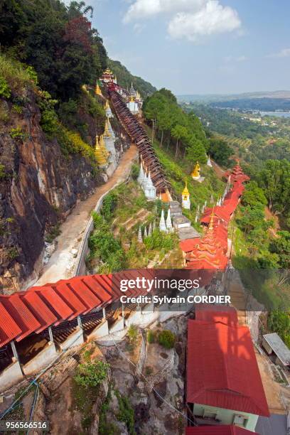 Myanmar , province de Shan, Lac Inle, Grotte Pindaya avec plus de 8000 statues de bouddha. Myanmar, Shan state, Inle lake, Pindaya cave with more...