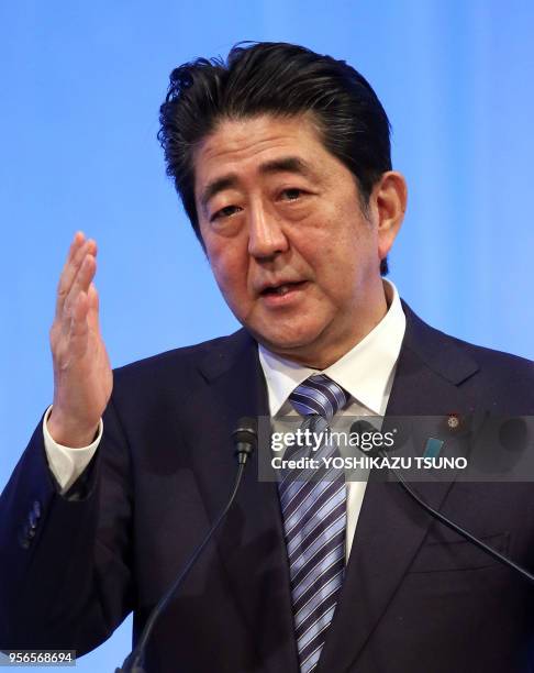 Le Premier ministre japonais et président du Parti libéral-démocrate Shinzo Abe prononce un discours lors du congrès annuel du LDP à Tokyo, le 5 mars...