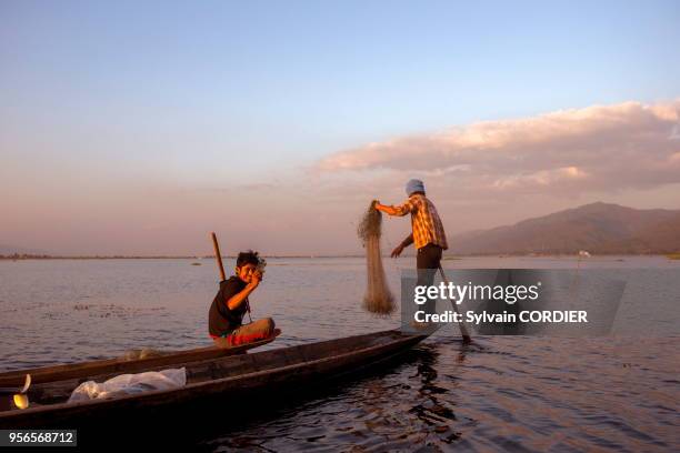 Myanmar , province de Shan, Lac Inle, village Nyaungshwe, pêcheur Intha pêchant dans le lac, pêche au filet. Myanmar, Shan state, Inle lake,...