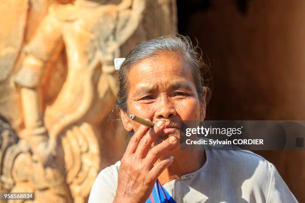 Myanmar , province de Shan, Lac Inle, agricultrice au marché, fume un cigare birman. Myanmar, Shan State, Inle lake, farmer at the market, smoking a...