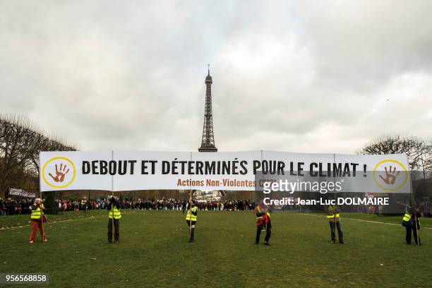 Manifestants alter-mondialistes ont formé une chaine humaine en marge du sommet COP 21 pour lutter contre le changement climatique le 12 décembre...