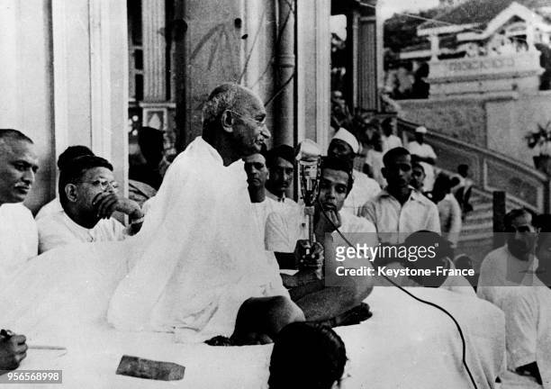 Le Mahatma Gandhi s'adresse à ses disciples et adeptes au micro de la radio, à bombay, Inde en 1946.