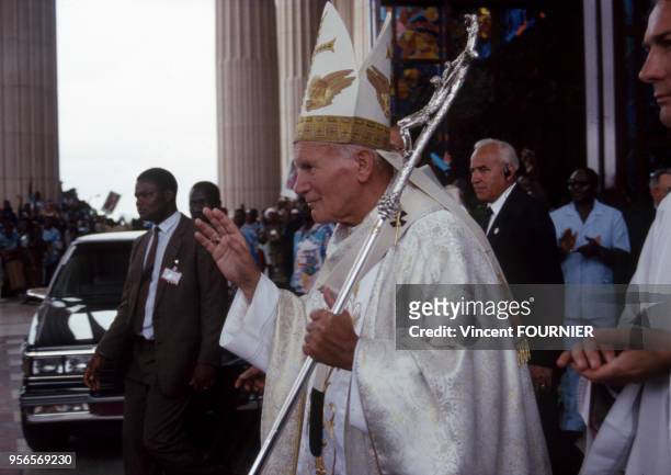 Le pape Jean-Paul II pendant la messe de consécration de la Basilique Notre-Dame de la Paix à Yamoussoukro, lors de sa visite officielle en...