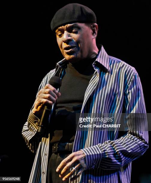 Le chanteur de jazz et de soul américain Al Jarreau en concert live à l'Olympia le 1er juillet 2010 à Paris, France.