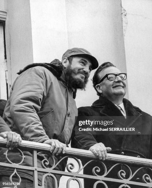 Le président de la République du Chili, Salvador Allende et le président cubain, Fidel Castro sur un balcon à Punta Arenas, en novembre 1971, Chili.