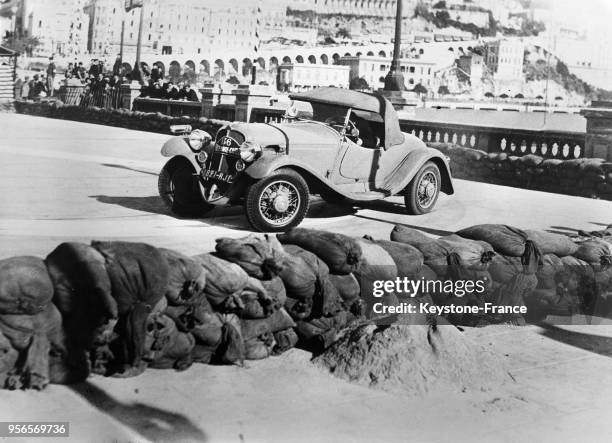 Madame Schell sur Delahaye, 3e du classement général après l'épreuve de qualification, au volant de sa voiture au Rallye de Monte-Carlo, Monaco en...