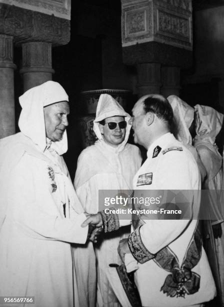 Le nouveau sultan Bouchaid Kochri serre la main du Résident Général Francis Lacoste lors d'une réception au palais royal pour célébrer l'Aid el Kebir...