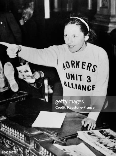 Cécilia Frank, nommée 'la Jeanne d'Arc des chômeurs', harangue ses camarades qui ont envahi le Parlement de Trenton pour exiger le vote des crédits...