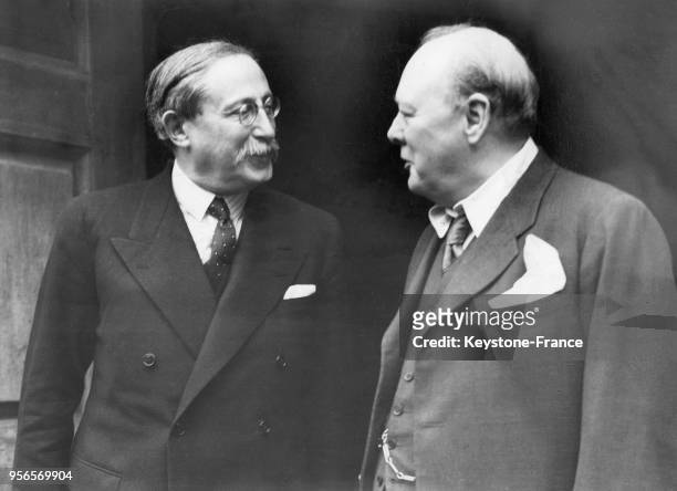 Léon Blum discutant avec Winston Churchill sur le perron de la résidence officielle du Premier ministre britannique, le manoir de Chartwell à...