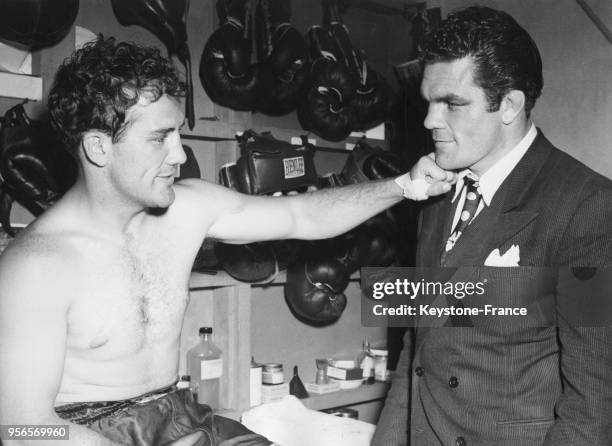 Le boxeur américain Billy Conn fait son célèbre direct du gauche à Freddie Mills venu le voir lors de son entraînement à Greenwood Lake, New Jersey,...