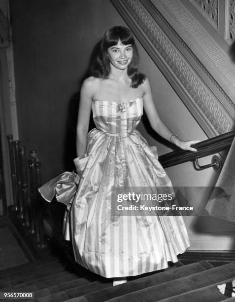 Leslie Caron en robe du soir, à New York, Etats-Unis en 1953.