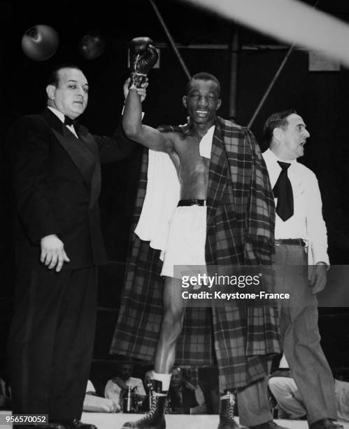 Victoire du boxeur noir américain Sandy Saddler sur le ring contre Willie Pep le 9 août 1950 à New York City, NY.
