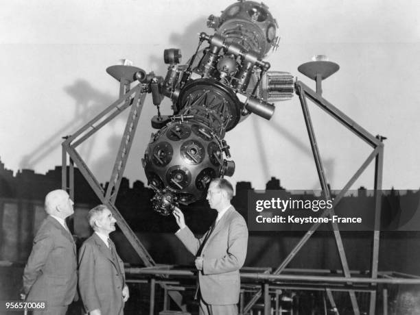 Moses Fels , Howard McClenahan etJames Stokley vérifient le bon fonctionnement du télescope installé au Franklin Institute à Philadelphie,...