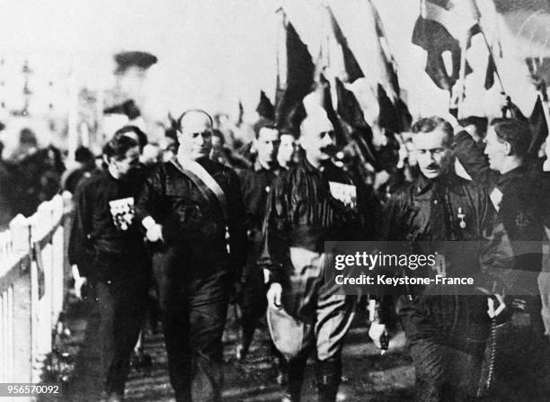 Mussolini passe les troupes fascistes en revue avant la marche sur Rome, à Naples, Italie en octobre 1922.