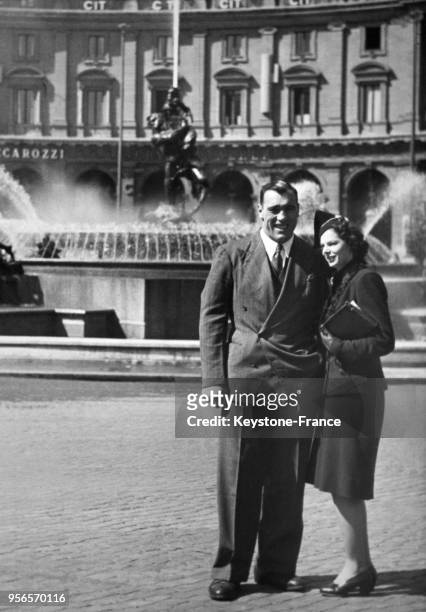Le boxeur géant italien Primo Carnera en compagnie de sa femme lors de leur lune de miel en 1953 à Rome, Italie.
