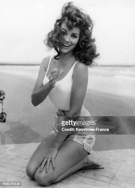 Christiane Martel, Miss Univers 1953, au Lido lors du festival international du film de Venise à Venise, Italie.