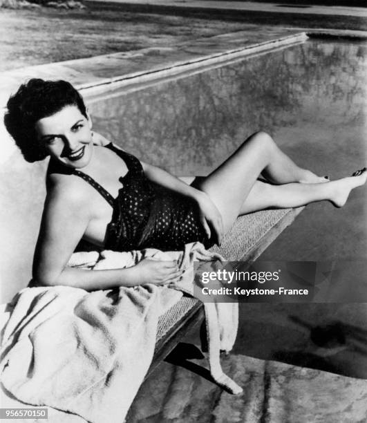 Actrice américaine Jane Russell bronze en maillot de bain sous le soleil californien, circa 1950 à Los Angeles, Etats-Unis.