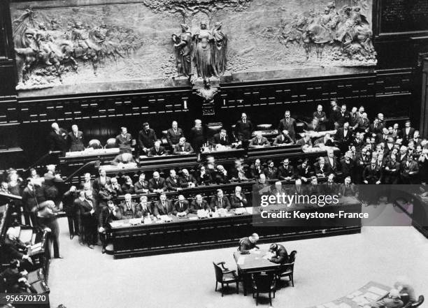 Vue générale de la première réunion du gouvernement fasciste avec Mussolini qui lit le discours inaugural, à Rome, Italie en octobre 1922.