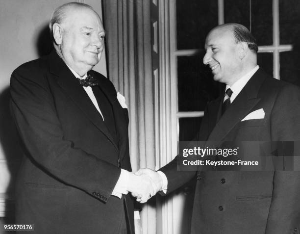 Mario Scelba et Winston Churchill se serrant la main, à Londres, Royaume-Uni en 1955.