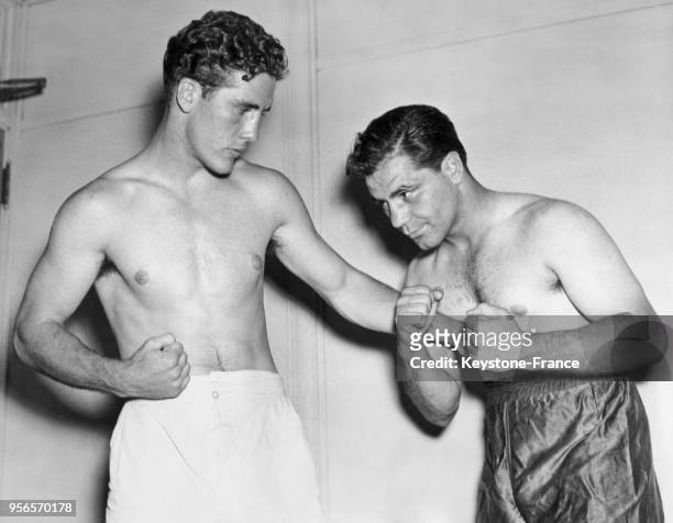 Billy Conn prenant une pause de combat avec Gus Dorazio avant leur match, à Philadelphie, Pennsylvanie, Etats-Unis en 1939.