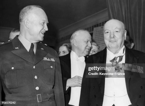Winston Churchill et le général Dwight David Eisenhower arrivant à un dîner à Londres, Royaume-Uni le 3 juillet 1951.