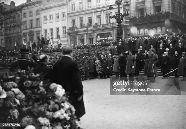 Le roi Léopold III et la reine Astrid devant la tombe du Soldat inconnu, à Bruxelles, Belgique le 11 novembre 1934.